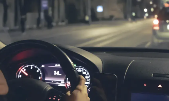 Kenapa Banyak Orang Sekarang Lebih Suka Jalan Malam Pakai Mobil?